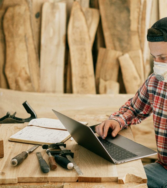 Artisan menuisier entrain d'étudier un projet d'une cliente
